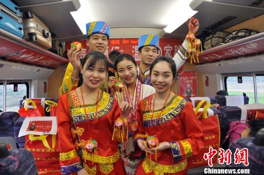 图为铁路客运人员和志愿者为旅游准备的新春礼物。　黄艳梅 摄